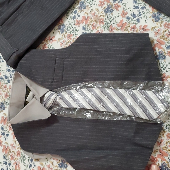 2T boy's full suit - Picture 2 of 5